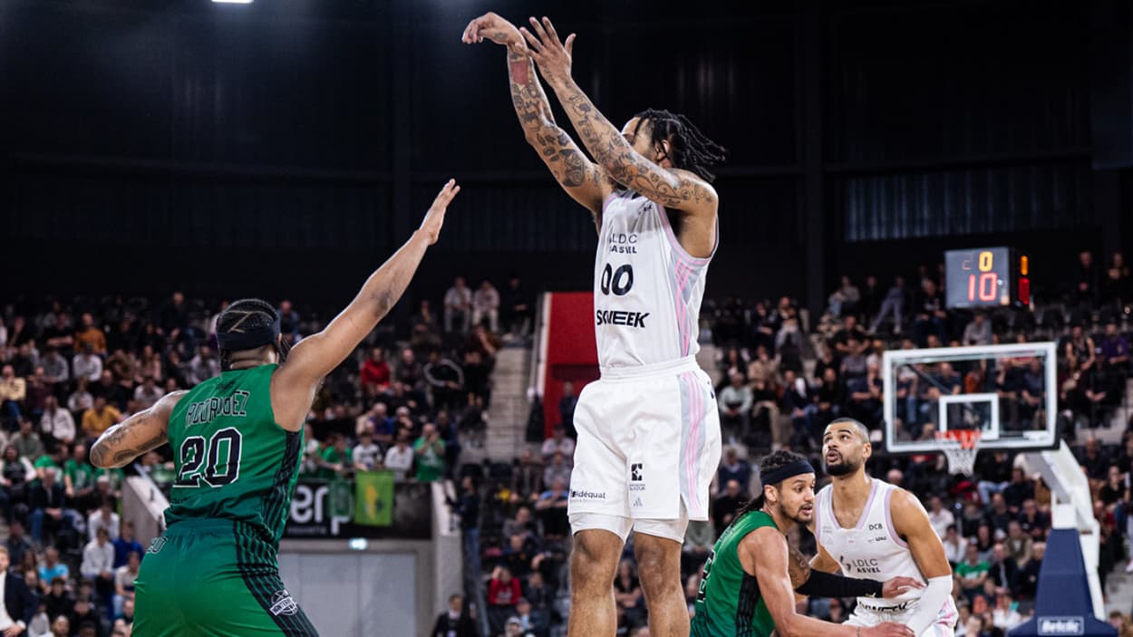 Mike Scott (ASVEL) shooting a 3-pointer against Nanterre Mike Scott (ASVEL) shooting a 3-pointer against Nanterre