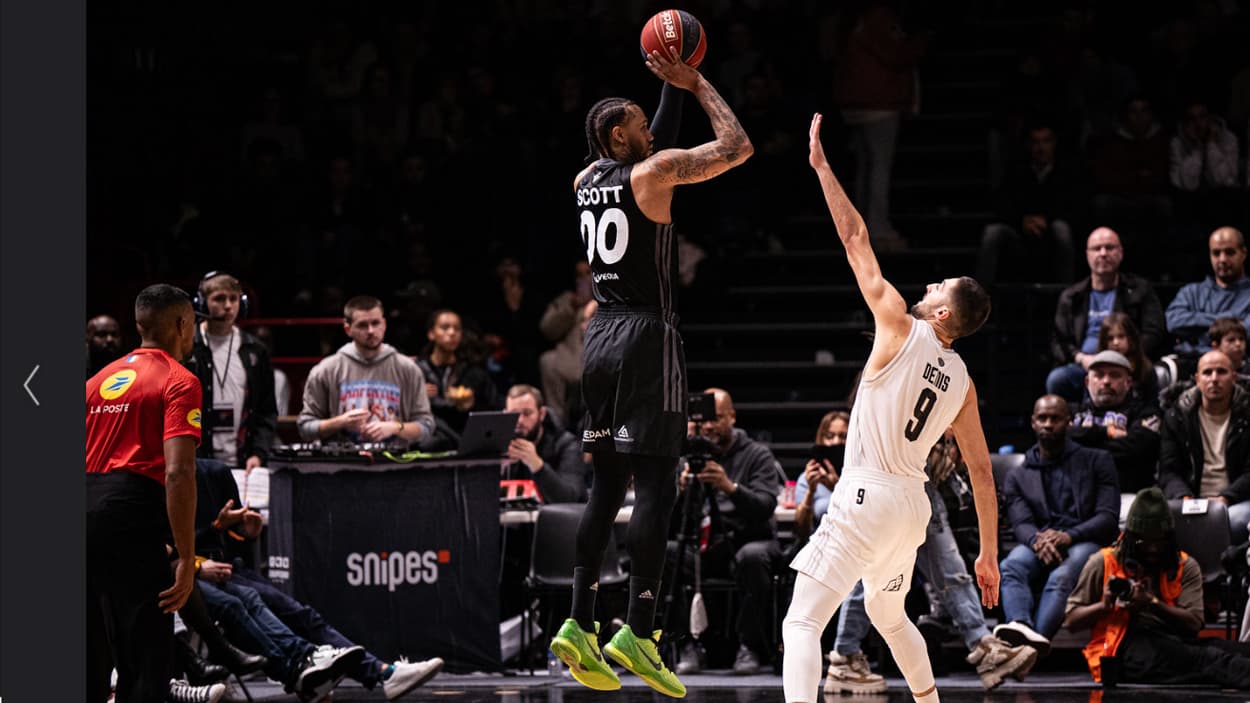 Mike Scott (ASVEL) takes a 3-pointer against Paris Basketball Mike Scott (ASVEL) takes a 3-pointer against Paris Basketball