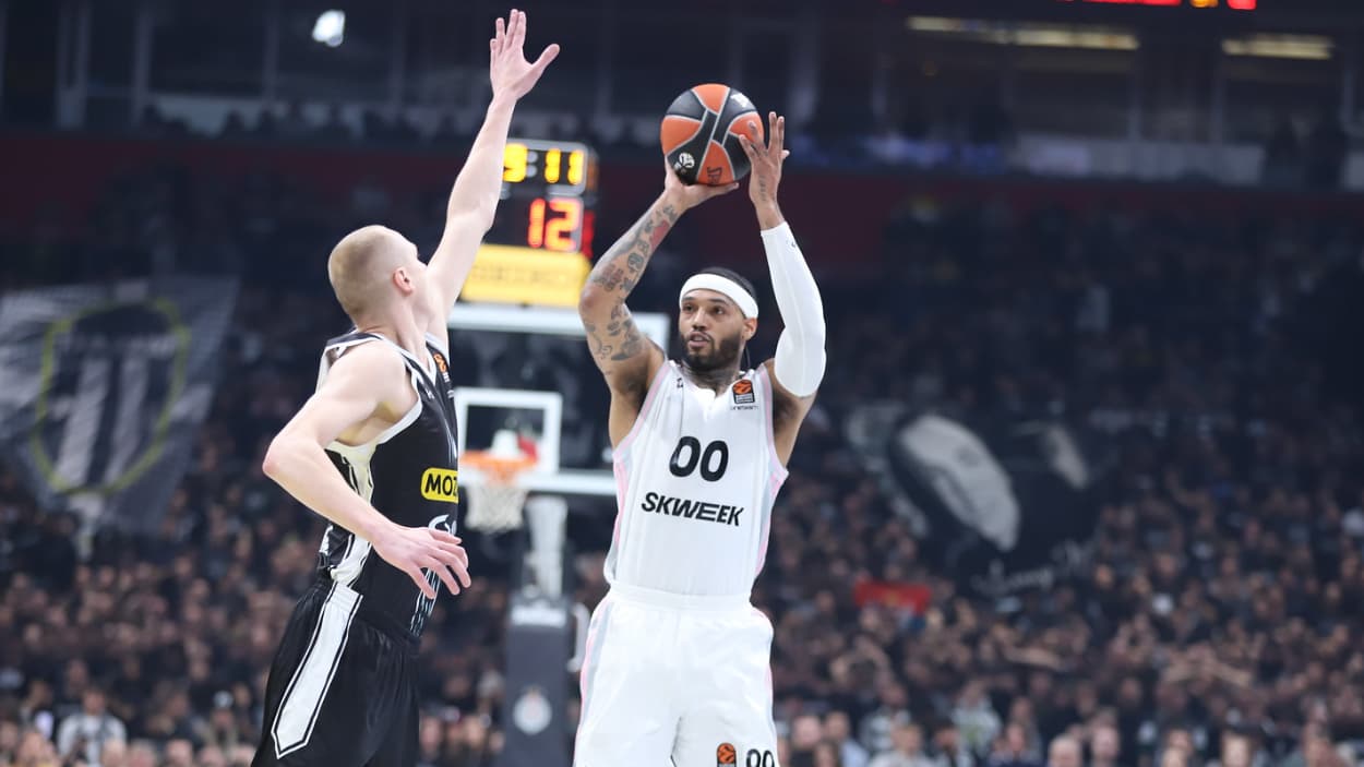 Mike Scott (Asvel) shooting against Partizan Belgrade Mike Scott (Asvel) shooting against Partizan Belgrade