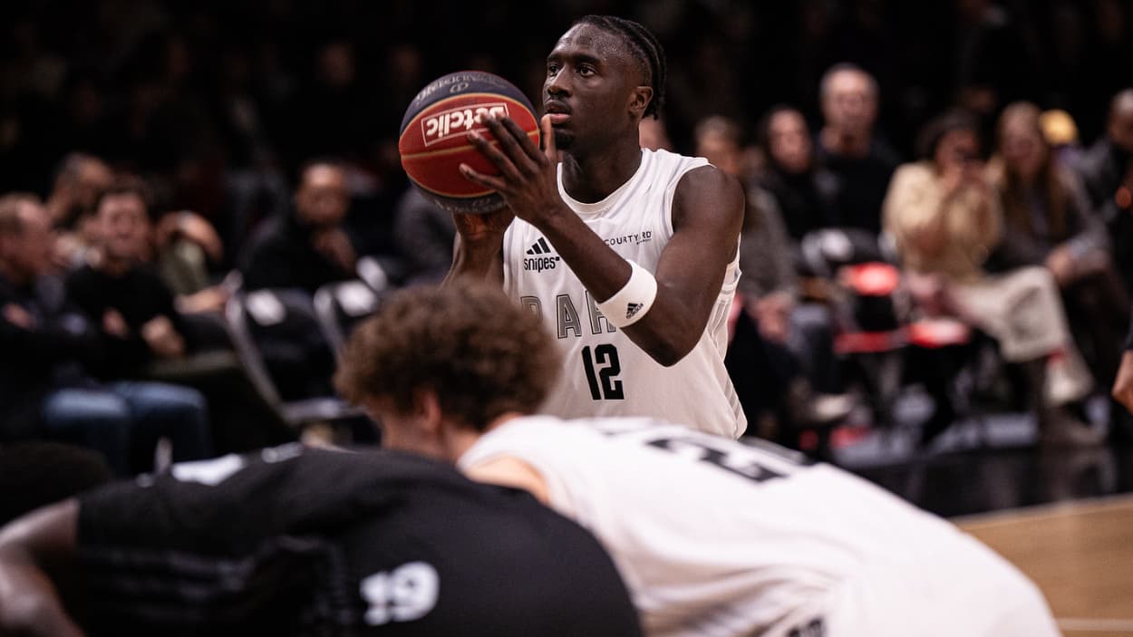 Mohamed Diawara (Paris Basketball) at the free-throw line Mohamed Diawara (Paris Basketball) at the free-throw line