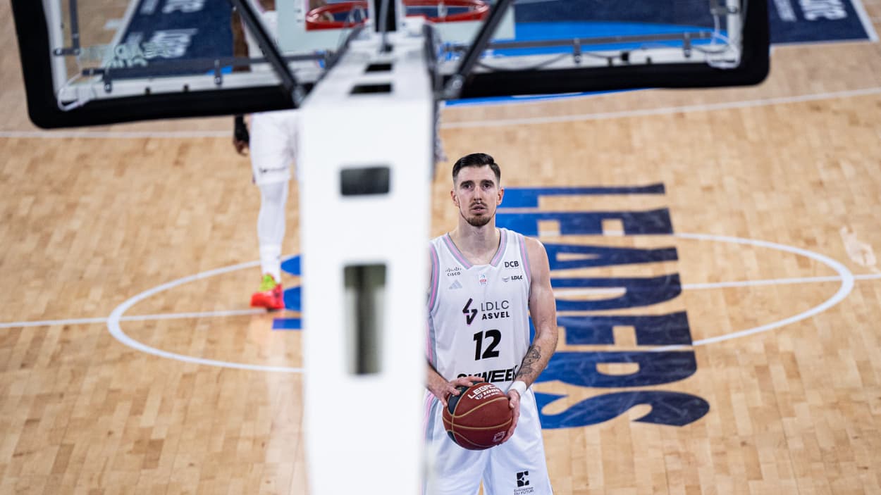 Nando De Colo (ASVEL) at the free throw line against Nanterre Nando De Colo (ASVEL) at the free throw line against Nanterre