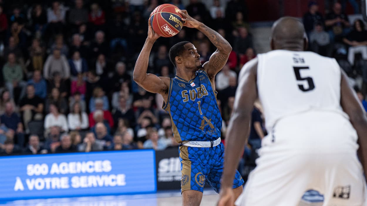 Nate Johnson (Saint-Quentin) passing against Paris Basketball Nate Johnson (Saint-Quentin) passing against Paris Basketball