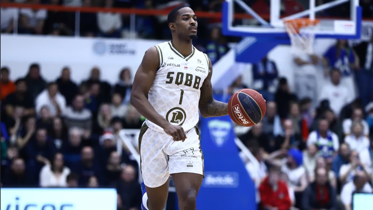Nate Johnson (Saint-Quentin) dribbling against Le Portel Nate Johnson (Saint-Quentin) dribbling against Le Portel