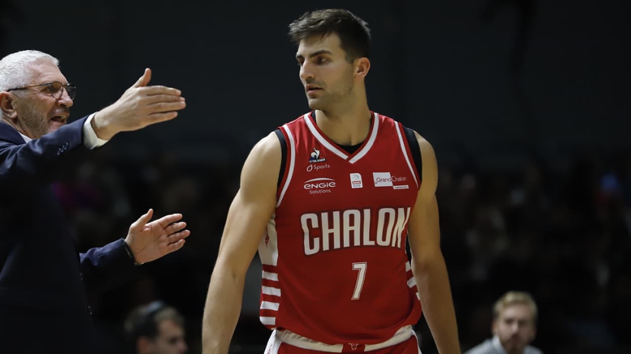 Olivier Cortale (Chalon) in discussion with his coach Olivier Cortale (Chalon) in discussion with his coach