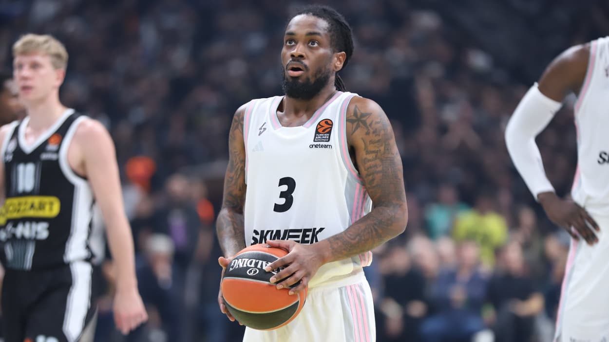 Paris Lee (Asvel) at the free throw line against Partizan Belgrade Paris Lee (Asvel) at the free throw line against Partizan Belgrade