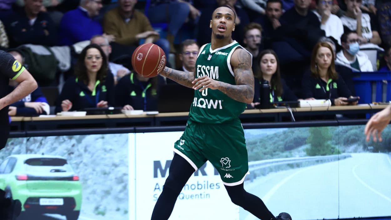 Robert Turner III (Le Portel) dribbling at Saint-Quentin Robert Turner III (Le Portel) dribbling at Saint-Quentin