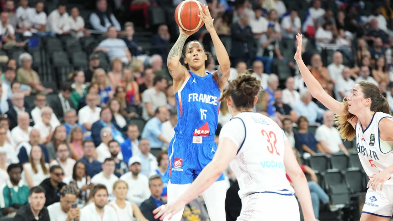 Gabby Williams (France) shooting a three-pointer against Serbia Gabby Williams (France) shooting a three-pointer against Serbia