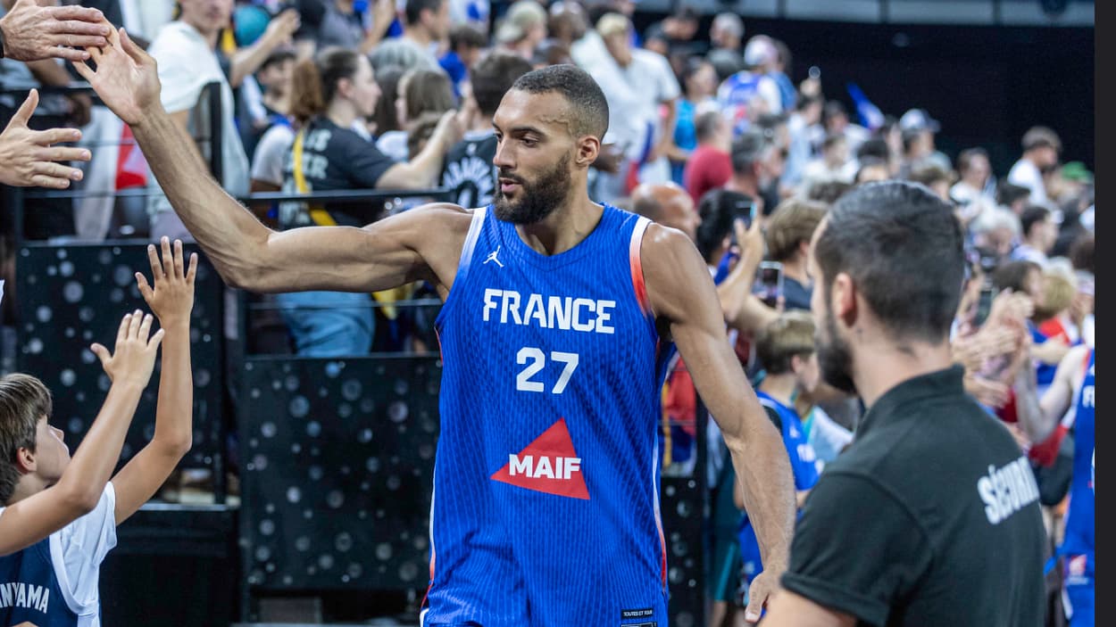Rudy Gobert (France) with the crowd Rudy Gobert (France) with the crowd