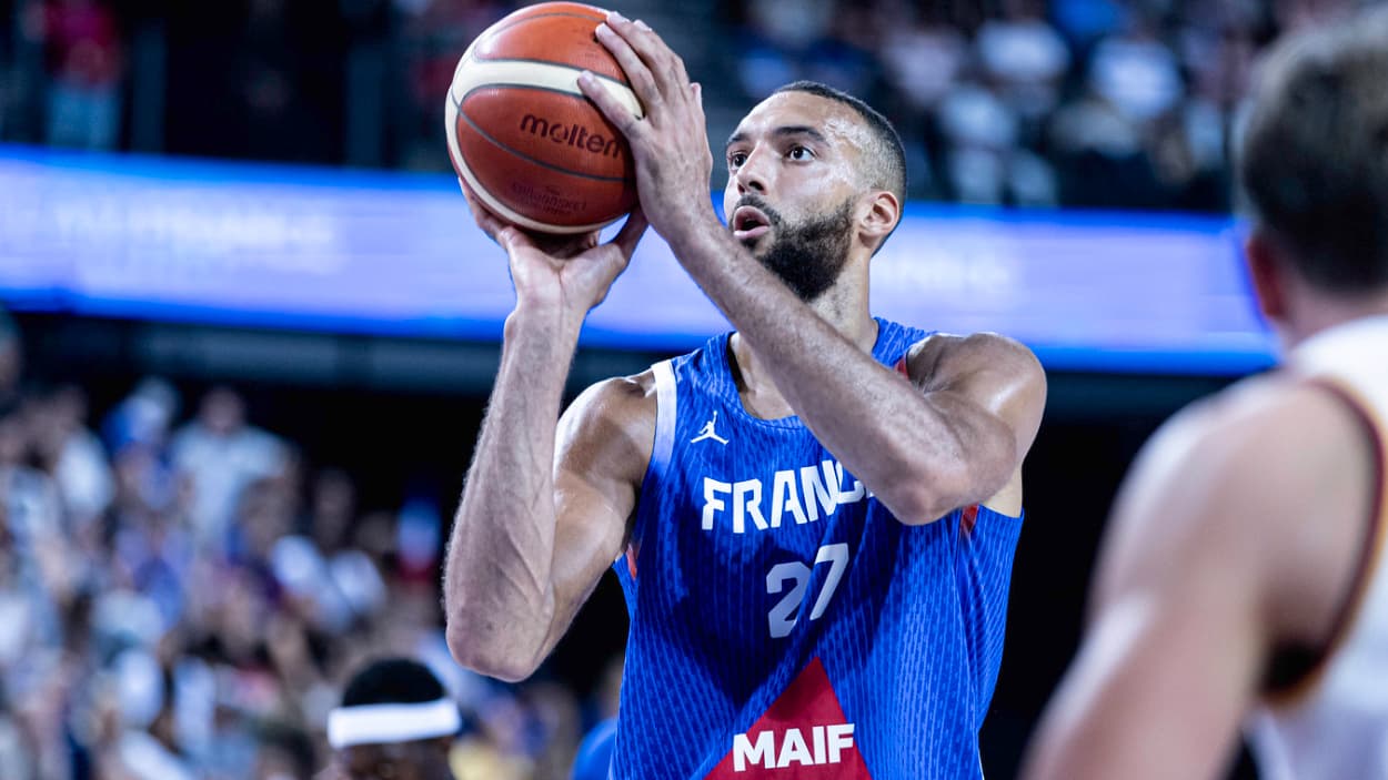 Rudy Gobert (France) at the free-throw line Rudy Gobert (France) at the free-throw line