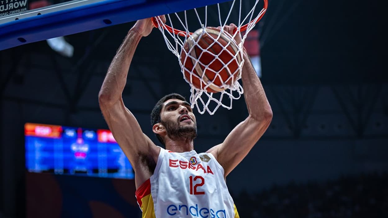 Santi Aldama dunking with Spain in 2023 Santi Aldama dunking with Spain in 2023
