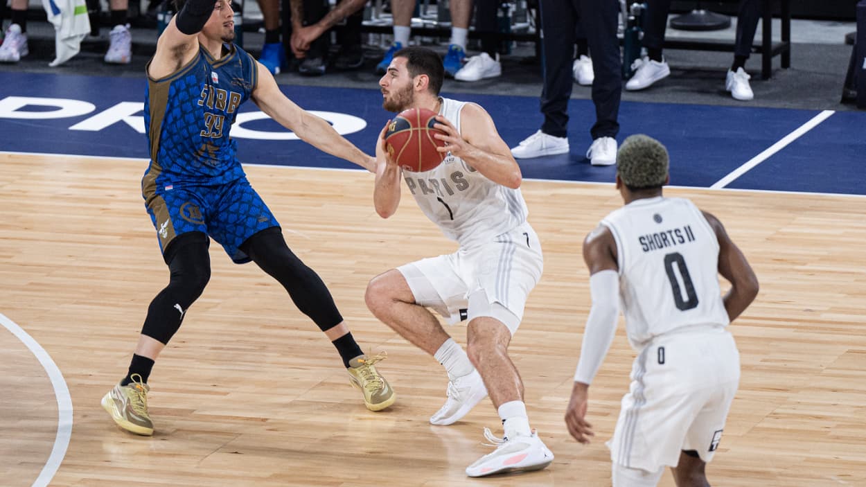 Sebastian Herrera (Paris Basketball) with the ball against Saint-Quentin Sebastian Herrera (Paris Basketball) with the ball against Saint-Quentin