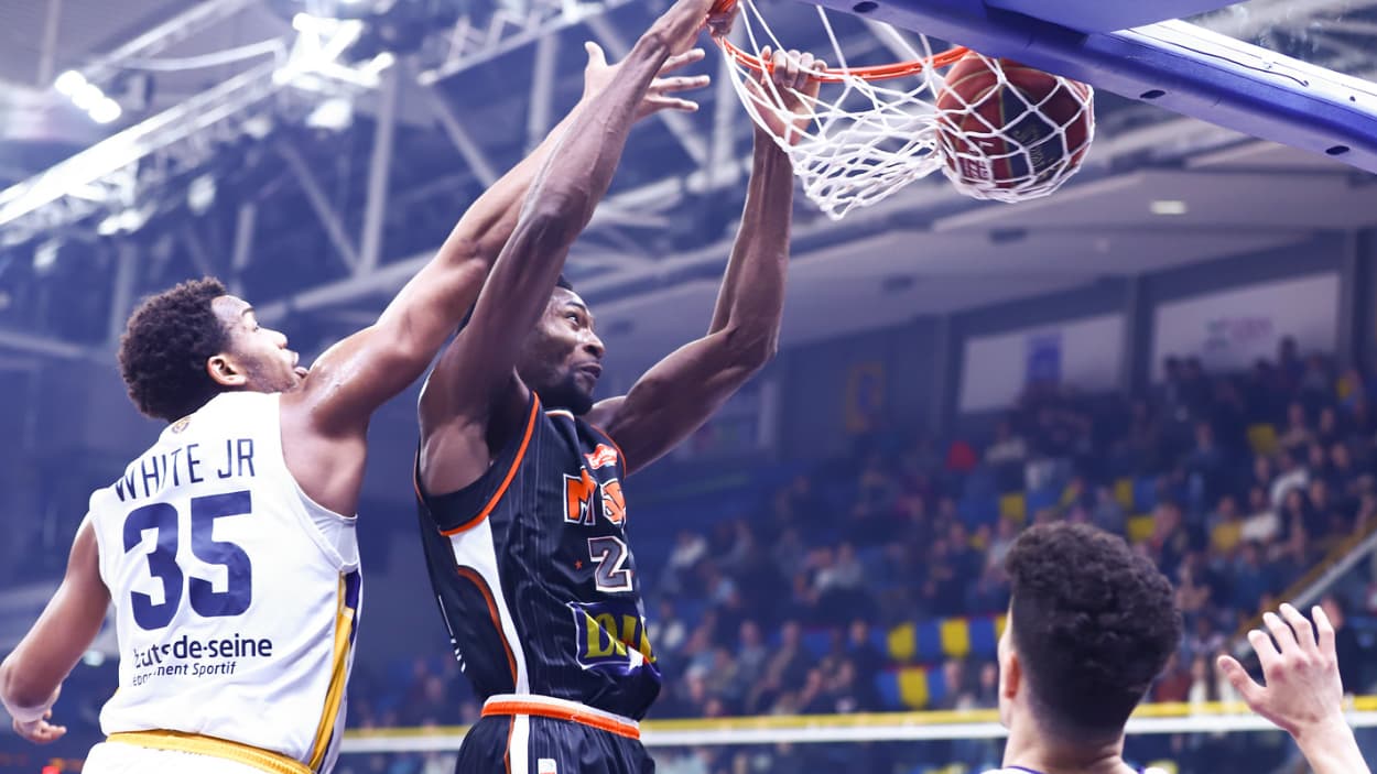 Selom Mawugbe dunking against Metropolitans 92 Selom Mawugbe dunking against Metropolitans 92