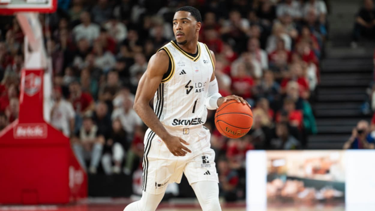 Shaquille Harrison (ASVEL) dribbling against JL Bourg Shaquille Harrison (ASVEL) dribbling against JL Bourg