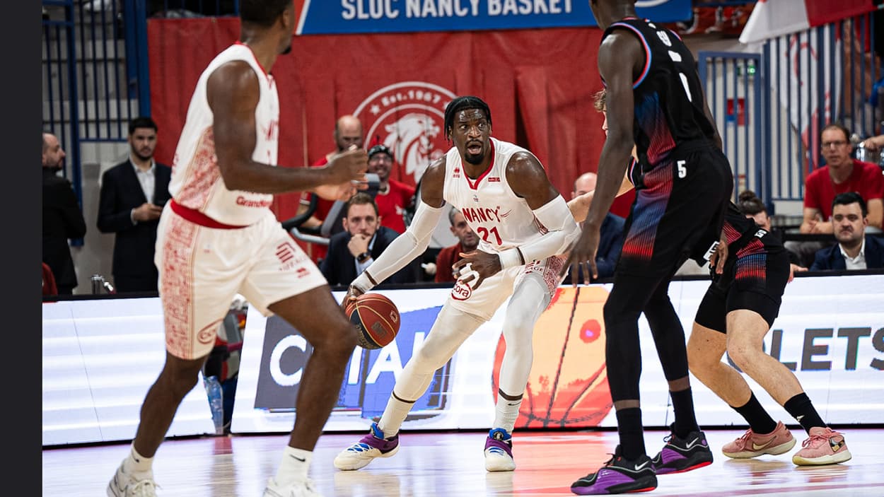 Shevon Thompson (Nancy) in the low post Shevon Thompson (Nancy) in the low post