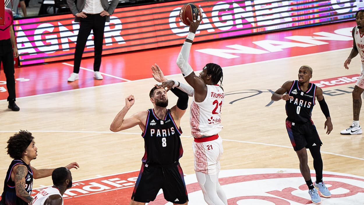 Shevon Thompson (Nancy) shooting inside against Paris Basketball Shevon Thompson (Nancy) shooting inside against Paris Basketball