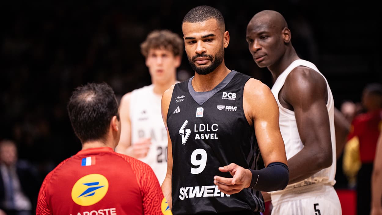 Timothé Luwawu-Cabarrot (ASVEL) discussing with the referees Timothé Luwawu-Cabarrot (ASVEL) discussing with the referees