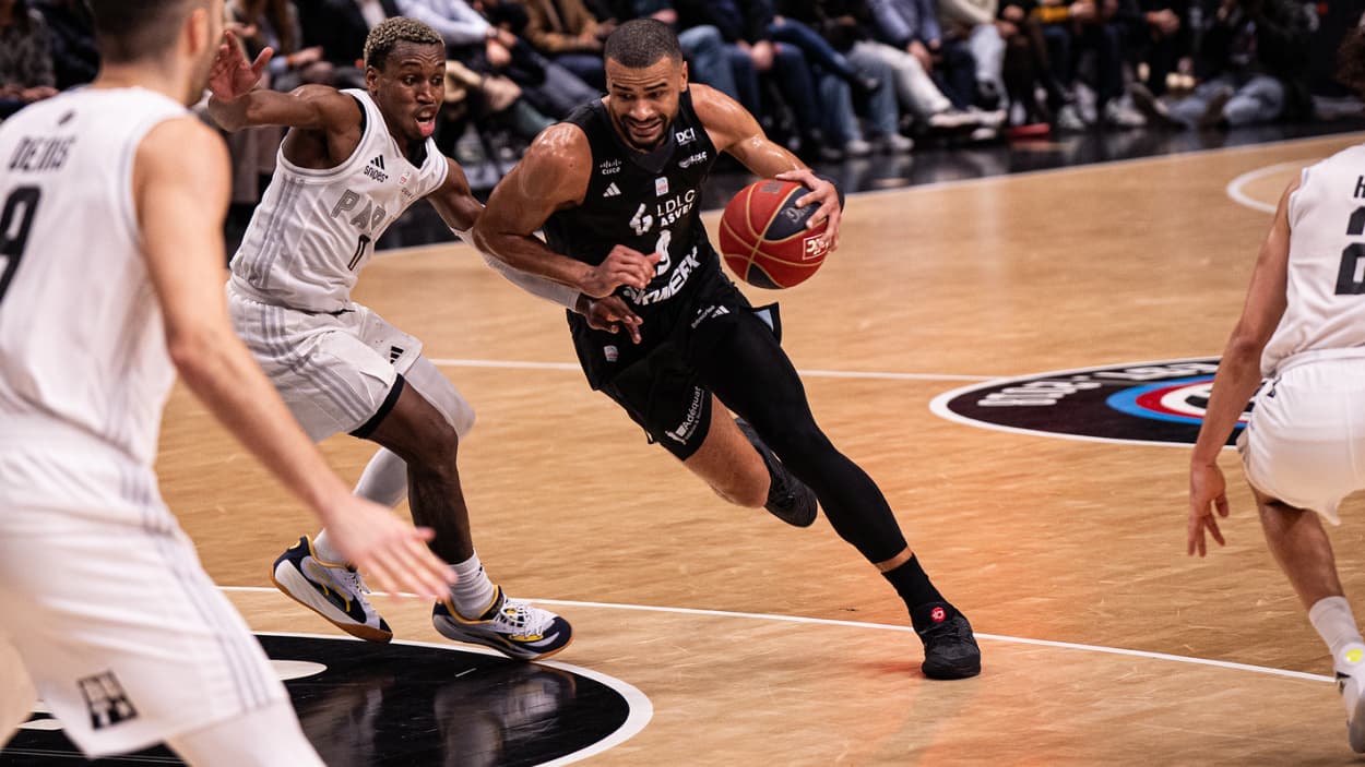 Timothe Luwawu-Cabarrot (ASVEL) driving against Paris Basketball Timothe Luwawu-Cabarrot (ASVEL) driving against Paris Basketball