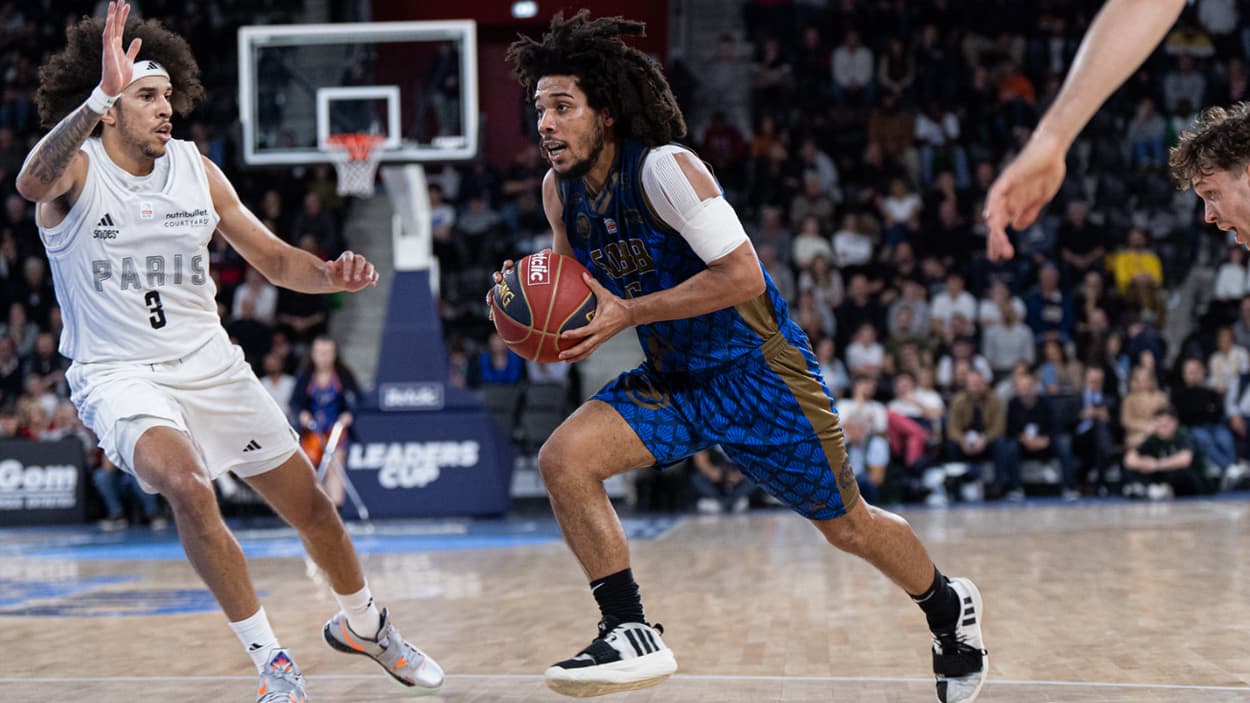 Tyger Campbell (Saint-Quentin) driving against Paris Basketball Tyger Campbell (Saint-Quentin) driving against Paris Basketball