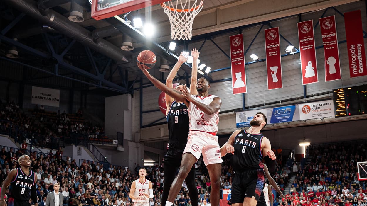 Tyren Johnson (Nancy) going for a layup against Paris Basketball Tyren Johnson (Nancy) going for a layup against Paris Basketball