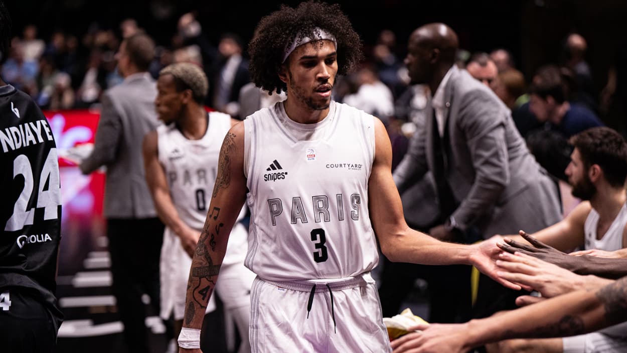 Tyson Ward (Paris Basketball) avec le public Tyson Ward (Paris Basketball) avec le public