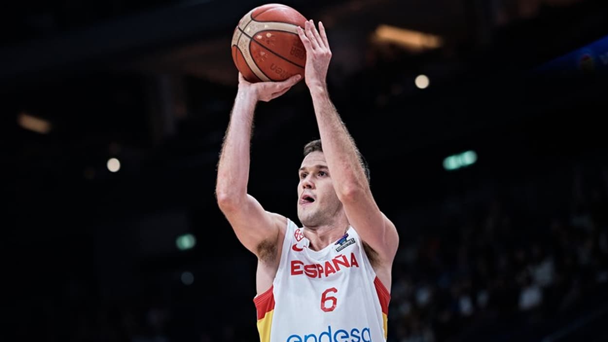 Xabi Lopez-Arostegui with Spain in 2022 Xabi Lopez-Arostegui with Spain in 2022