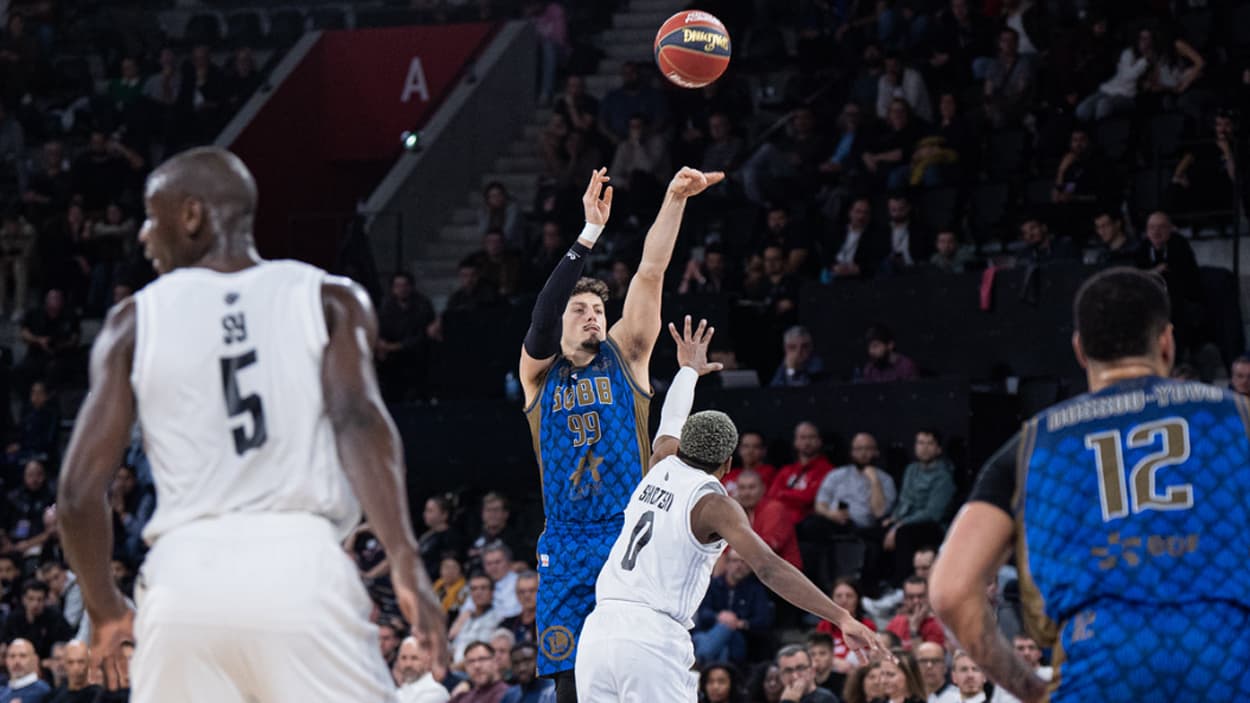 Yiftach Ziv (Saint-Quentin) shooting against Paris Basketball Yiftach Ziv (Saint-Quentin) shooting against Paris Basketball