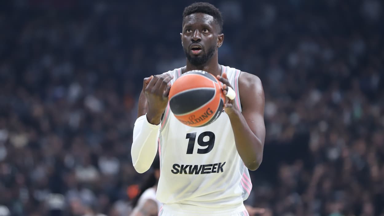 Youssoupha Fall (Asvel) at the free throw line against Partizan Belgrade Youssoupha Fall (Asvel) at the free throw line against Partizan Belgrade