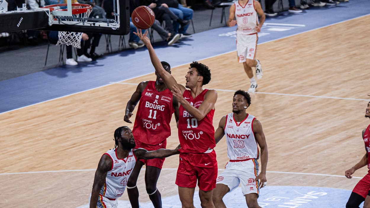Zaccharie Risacher (Bourg-en-Bresse) going for a layup against Nancy Zaccharie Risacher (Bourg-en-Bresse) going for a layup against Nancy