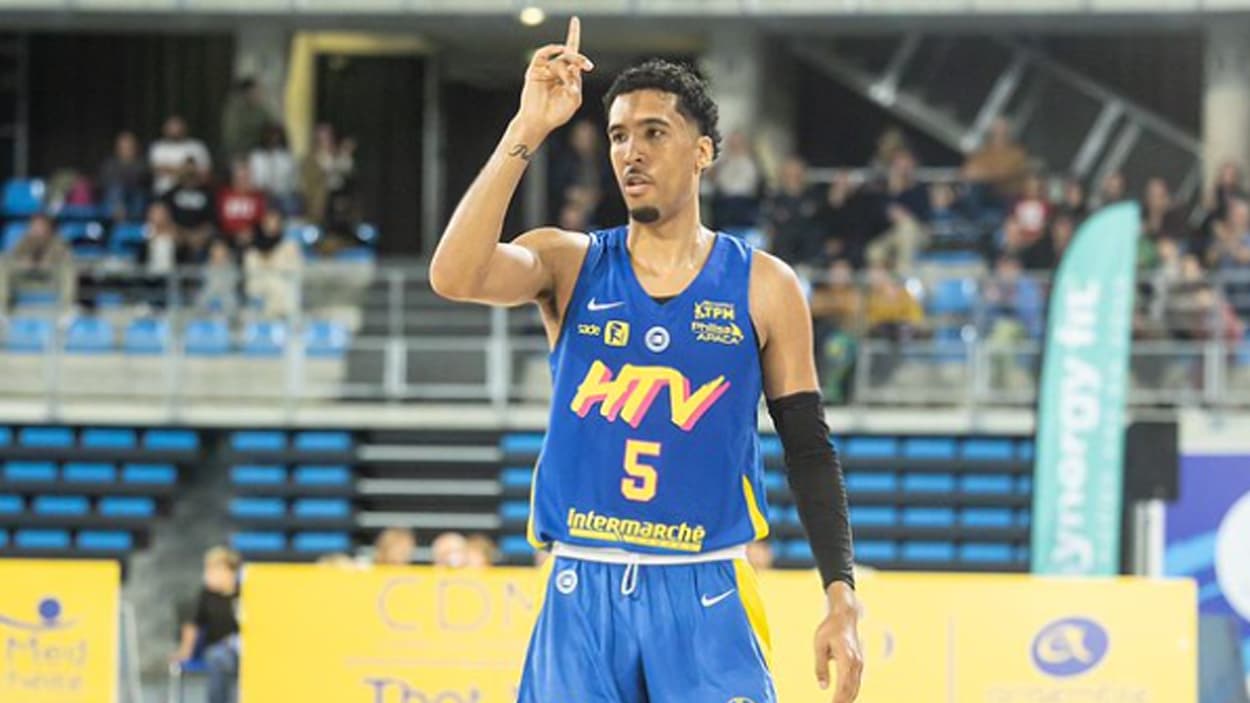 Zeke Moore with Hyères-Toulon Zeke Moore with Hyères-Toulon